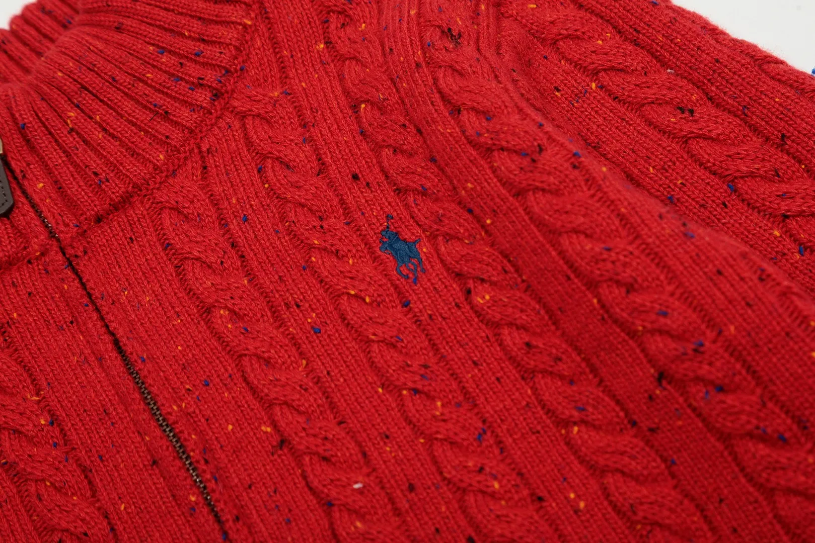 🅿️250 "Top quality" Style number: DS038# [Ralph Lauren wool blend pony embroidery logo twist knitted half-zip sweater] ✅Ralph Lauren gradient multi-color dot versatile couple's knitted half-zip pullover sweater ✅15% Merino cotton wool 85% wool blend Customized laser buttons Clean and clear texture ✅ZP quality 1:1 version Scan the code to enter the GF website Counter quality ✅Details and quality are the only one in Guangzhou. Imported quality wool, focusing on high-end, cost-effective. Needless to say good quality. ✅Restore the original version. The maximum size can be worn up to 160 pounds. Loose, comfortable and stress-free. ✅Zip down the lapel. Pull up the zipper to the half-high collar. Easy to wear with any style. Christmas red